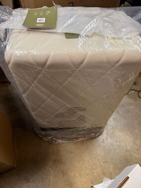 Vera Bradley Cottage Cream 26” Adair Spinner Luggage. New with tags